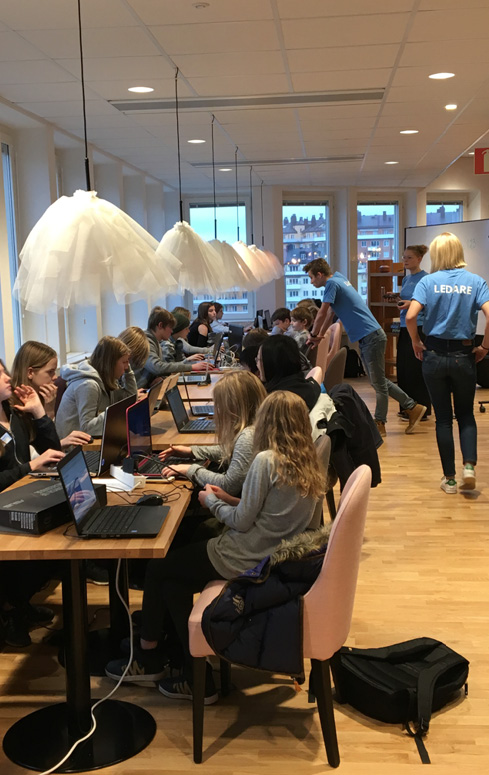 I november 2017 stod Bankgirot värd för vår första meetup i samarbete med HelloWorld! då 100 barn och unga med olika bakgrund och datorvana bjöds in för att lära sig om digitalt skapande. 